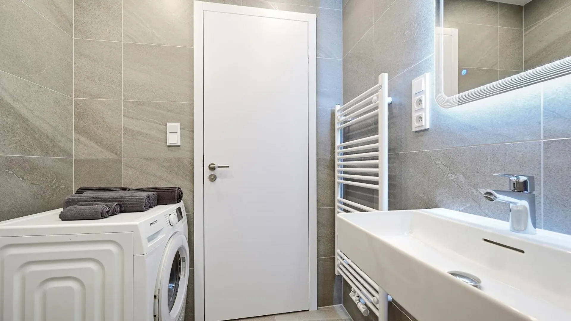 Daire Luxury 1Bdr Apt Only 8 Min To Dancing House Prag